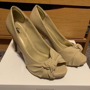 Nude peep toe heels SZ 9W